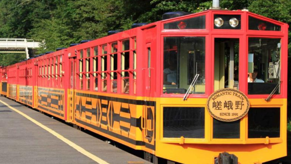 Reservierungen für Waggon Nr. 5 "Fukugi" des Sagano-Romantikzugs in Arashiyama, Kyoto