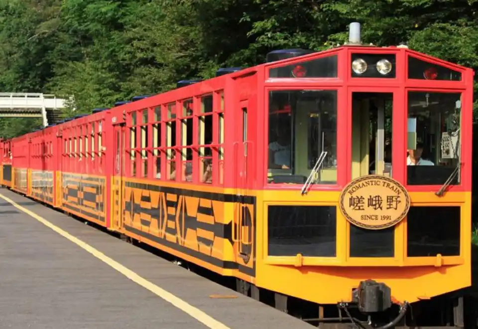 Buchungsservice für den Sagano Romantic Train in Kyoto Arashiyama