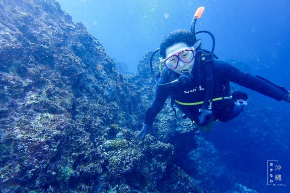 日本沖繩市青之洞窟體驗潛水浮潛2小時【青洞浮潛/深潛/英語日語教練/岸邊入水不暈船】
