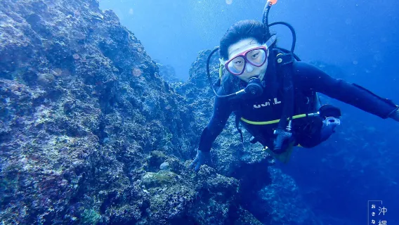 Experiencia de buceo y snorkel de 2 horas en la Gruta Azul de Okinawa, Japón [Snorkel en la Gruta Azul / Buceo / Instructores en inglés y japonés / Entrada desde la orilla sin mareos]