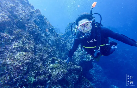 日本沖繩青之洞窟體驗潛水浮潛2小時【青洞浮潛/深潛/英語日語教練/岸邊入水不暈船】