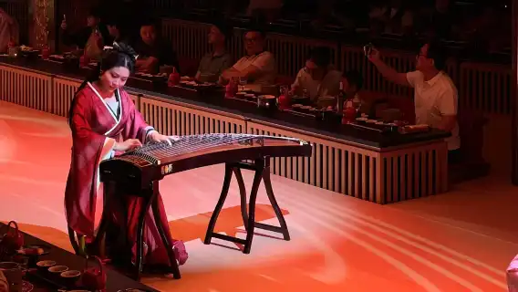 Shanghai Sheng Gong Yan • Pengalaman mendalam menikmati jamuan diraja seperti raja-raja zaman dahulu (makanan istimewa + persembahan tarian + pengalaman sejarah dan budaya Dinasti Qin + pilihan pakaian dan solekan)