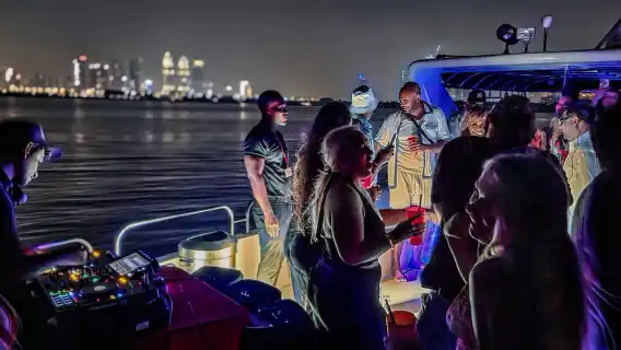 杜拜碼頭豪華遊艇派對，含燒烤、開放式酒吧和現場 DJ