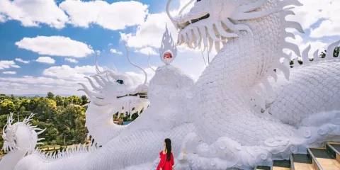 清邁出發:白藍紅廟宇與清萊夢幻仙境咖啡屋