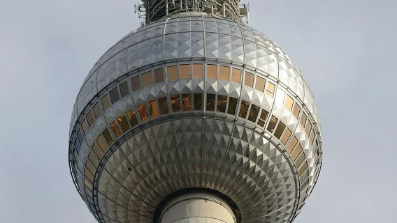 ベルリンテレビ塔: 入場料 + テーブル予約