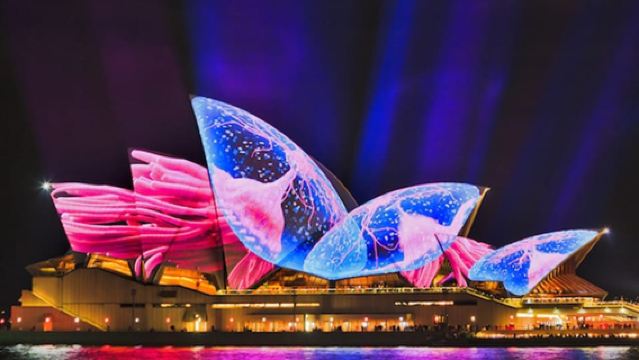 ซิดนีย์: ทัวร์เรือชมวิวท่าเรือ Vivid พร้อมนำเครื่องดื่มมาเอง