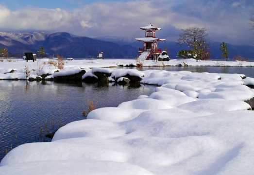 [Flexible Small Group] Hokkaido 1-Day Tour: Noboribetsu Jigokudani Valley + Ukimido Park + Lake Tōya Cruise