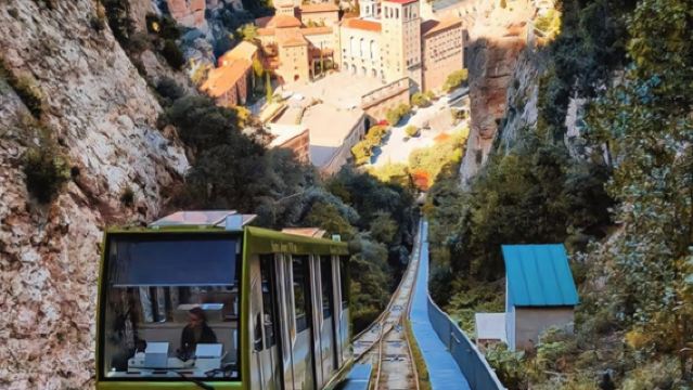 Excursión de un día en grupo por Barcelona: Montserrat, Gerona y Costa Brava.