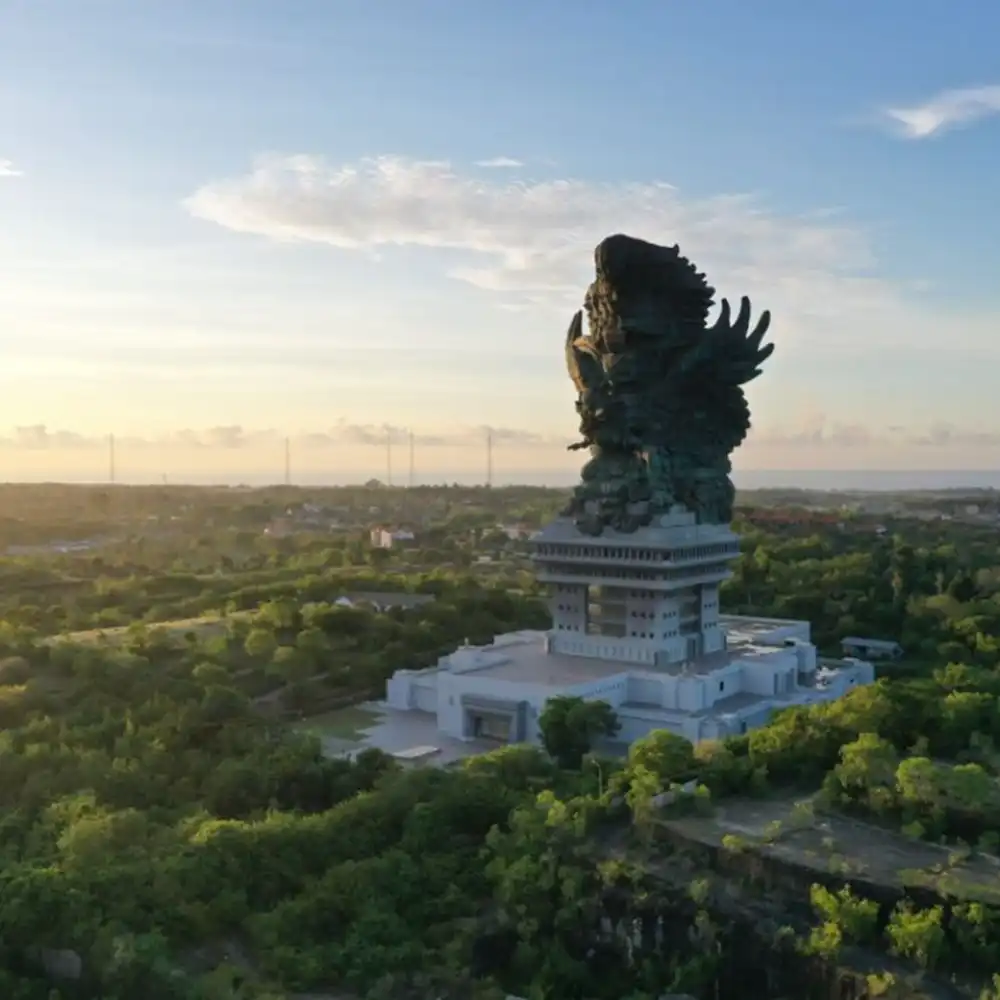 ガルーダ・ウィスヌ・ケンチャナ（GWK）文化公園＆巨大像ツアー - バリ