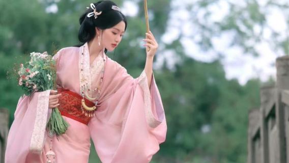 Xi'an City Wall Hanfu Dress-Up & Professional Photography Experience