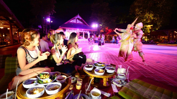 Tour nocturno con cena Kantoke de Chiang Mai y espectáculo [incluye agua + espectáculo + cena/traslado opcional]