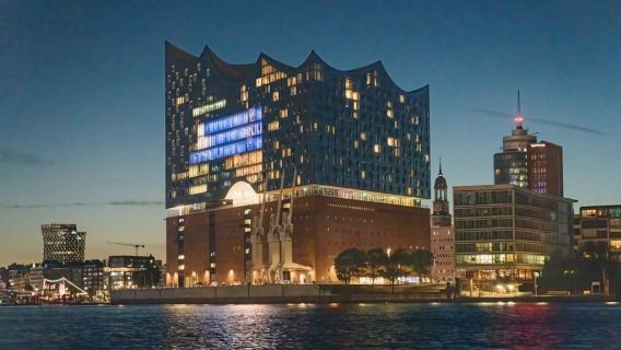 Hamburg: 1,5-stündige Abendlichter Hafen-Kreuzfahrt auf einem Schiff