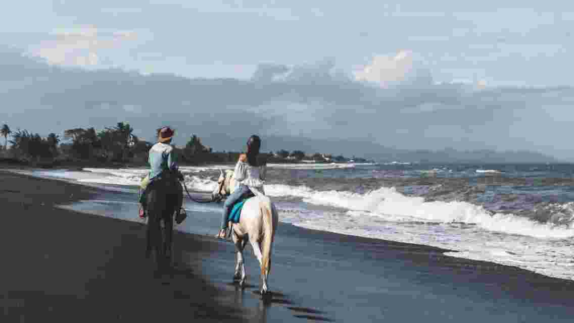 峇里島黑沙灘一日遊【峇里島黑沙灘騎馬獨立用車騎馬游泳休閑時光】