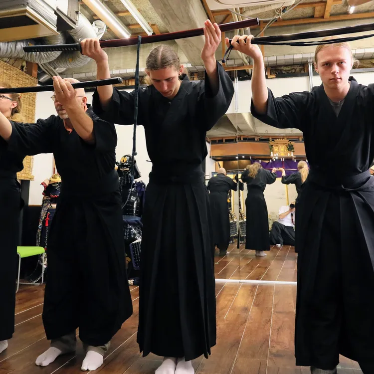 戦へ、出陣だ！大阪城近くで侍の刀切り＆甲冑撮影 | Trip.com