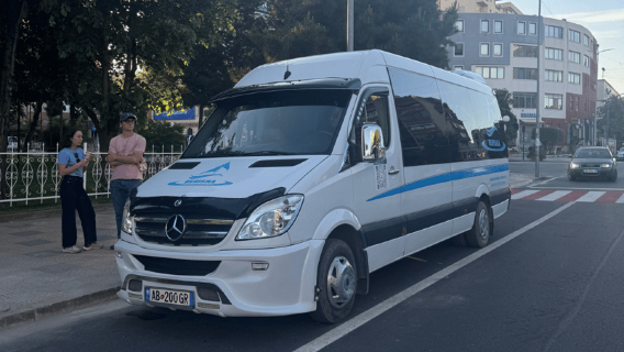Shkodër: Tagesausflug mit Fähre auf dem Komani-See, Kajak und Wanderung