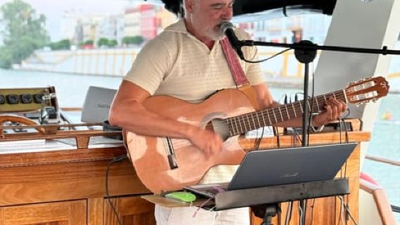 Sevilla: Crucero Flamenco en Yate con Tapas y Bebidas