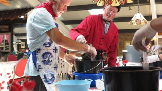 Volendam: Taller de elaboración de queso de 2,5 horas y visita a la fábrica de zuecos