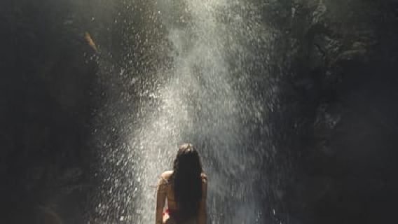 Vanuit Medellin: begeleide wandeling over een eeuwenoud pad naar een waterval