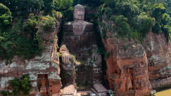 Chengdu ida y vuelta: Buda gigante de Leshan + pueblo antiguo de Huanglongxi [tour privado personalizado en varios idiomas, incluidos chino e inglés]