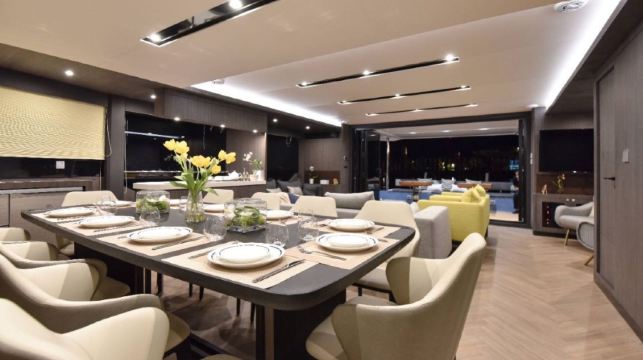 【深圳遊艇租賃】深圳七星灣78呎豪華雙體遊艇包船出海～空間非常寬敞闊大～適合團建聚會商務接待以及生日派對～