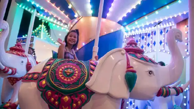 普吉島夢幻嘉年華樂園|自助晚餐|花車巡遊歌舞表演|可選飯店接駁