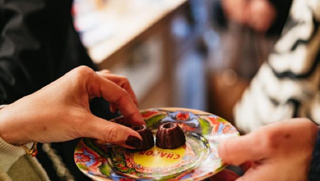 Saint-Germain : Circuit gastronomique à pied autour du chocolat et de la pâtisserie