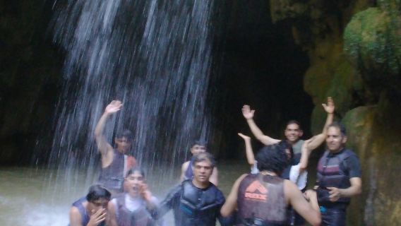 Vega Baja-bos: begeleide wandeling naar grotten en waterval