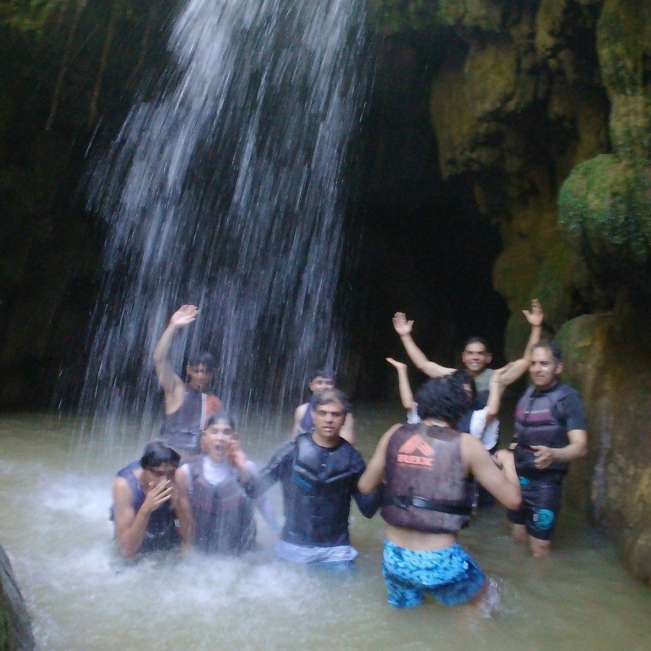 Vega Baja Wald: Geführte Wanderung zu Höhlen + Wasserfall