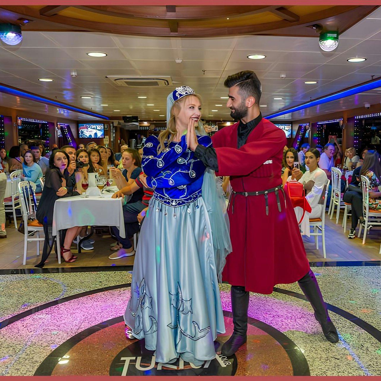Istanbul : Croisière-dîner de 4 heures sur le Bosphore avec spectacle de danse ottomane