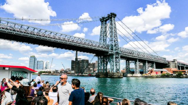 Нью-Йорк: обзорный круиз по достопримечательностям с круговым маршрутом вокруг Статуи Свободы - 1.5-часовая экскурсия на прогулочном судне от Circle Line