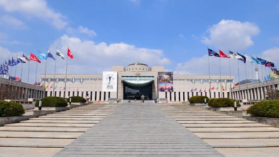[Lawatan sehari di Seoul] Muzium Peringatan Perang + Pasar Gwangjang + Persembahan Graffiti (termasuk tiket masuk) + Ikseon-dong