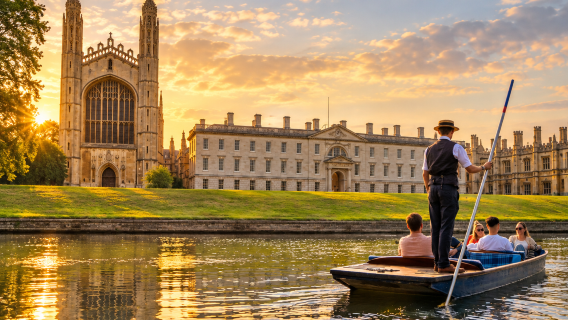 Université de Cambridge au Royaume-Uni | Visite guidée à pied avec des anciens étudiants + croisière en barque sur la rivière Cam (option groupe ou privée)