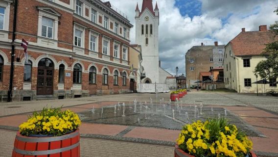 Riga: Līču–Laņģu Cliffs Hike & Cēsis Guided Day Trip