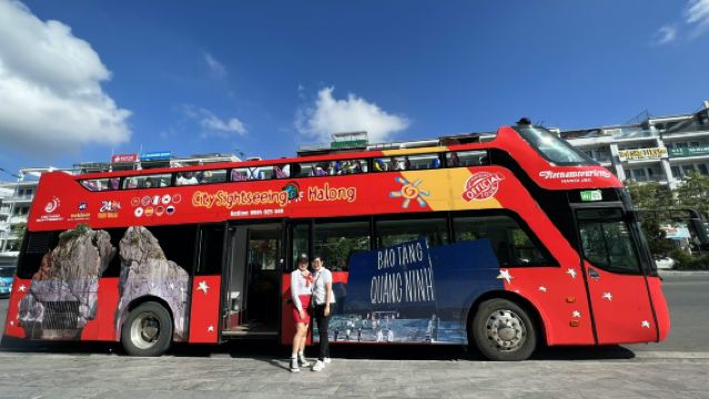 Двухэтажный туристический автобус City Sightseeing в бухте Халонг