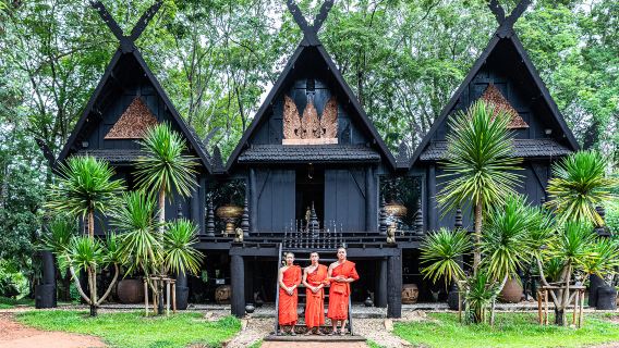 タイ チェンライ バーンダム博物館+ワット ローンクン+ワット ローンスアテン+首長族ワンデーツアー【チェンマイ発】