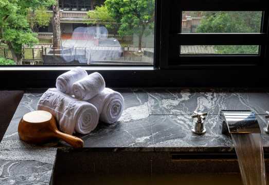 北投で温泉を楽しむ2人用湯屋90分（休日は2人+NT$300） | Trip.com