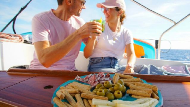 Barcelona: Segelerlebnis mit Vermouth