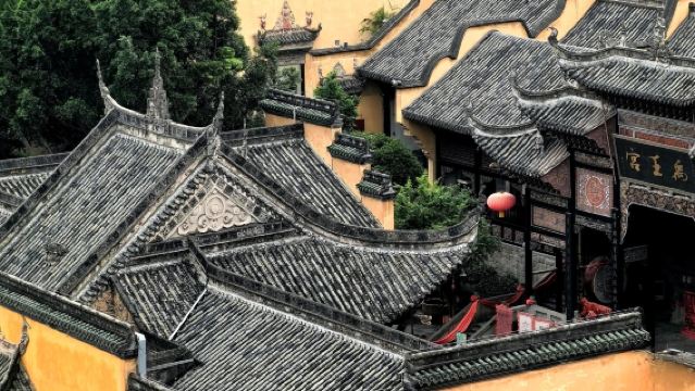 Excursión de un día con servicio de coche privado con conductor en Chongqing: Tetería de Transporte, Monumento a la Liberación y Zona Tradicional de Shibati, con servicio en chino e inglés