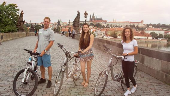 Prag: E-Bike- oder E-Scooter-Tour mit ortskundigem Guide
