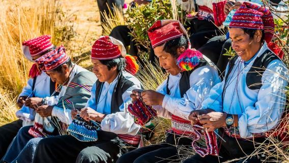 Desde Puno: Excursión a las Islas Uros y Taquile + Ingresos
