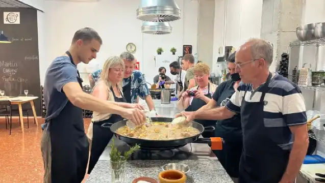 Valencia: Evening Guided Paella Workshop, Tapas, and Drinks