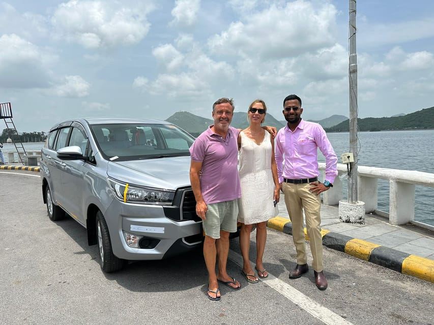 ガイド付き車でのウダイプール観光ツアー