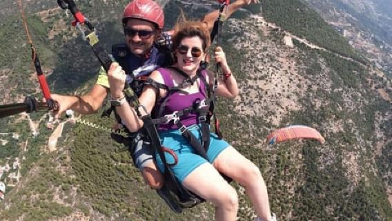 Antalya: Paragliding in Alanya mit Mittagessen und Stadtrundfahrt-Option