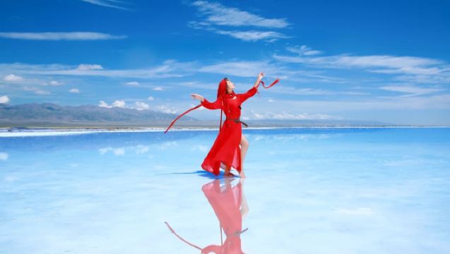 Blue Ice Tour: 1-day Tour to Chaka Salt Lake + Qinghai Lake + Riyue Mountains (Sun and Moon Mountains)