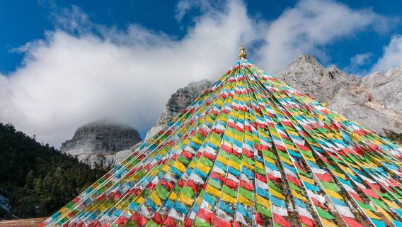 Shangri-La: Check-in der riesigen Gebetsfahnen und Tagesausflug nach Balagzong [Inklusive Hin- und Rücktransfer und Tickets]