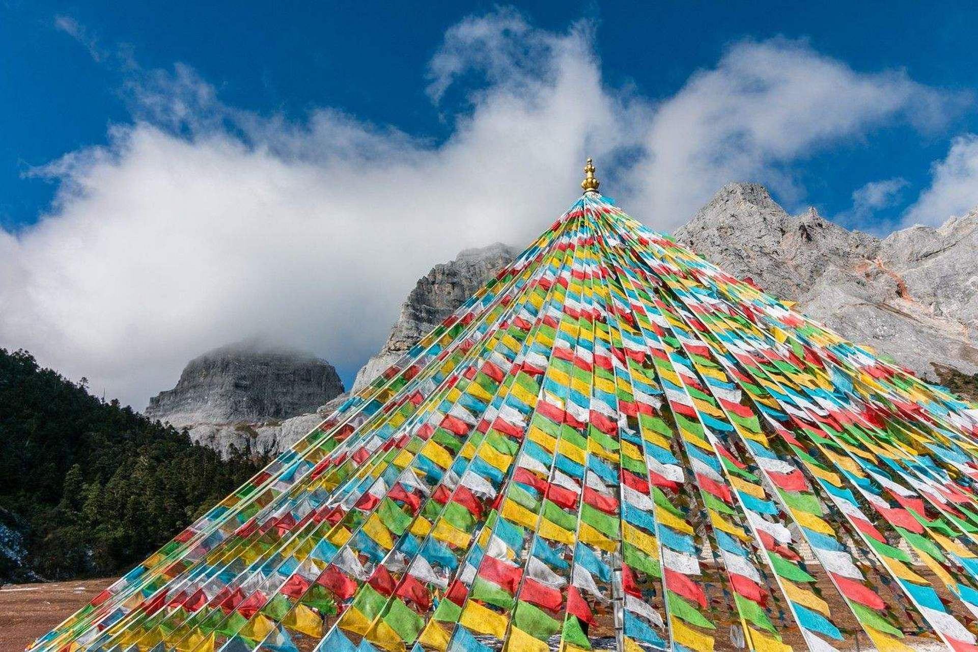 Shangri-La: Check in the Giant Prayer Flags and Balagzong Day Trip [Includes Round-Trip Transfer and Tickets]