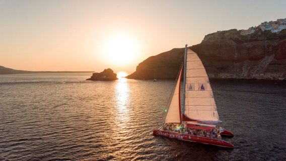 ギリシャ・サントリニ島の双胴セーリングボートクルーズツアー 日出/日没セットメニュー選択可能 食事付き ホテル送迎