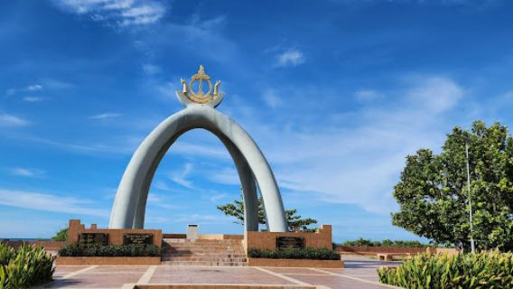 汶萊詩里亞：十億油桶紀念碑+天空之鏡 包車一日遊