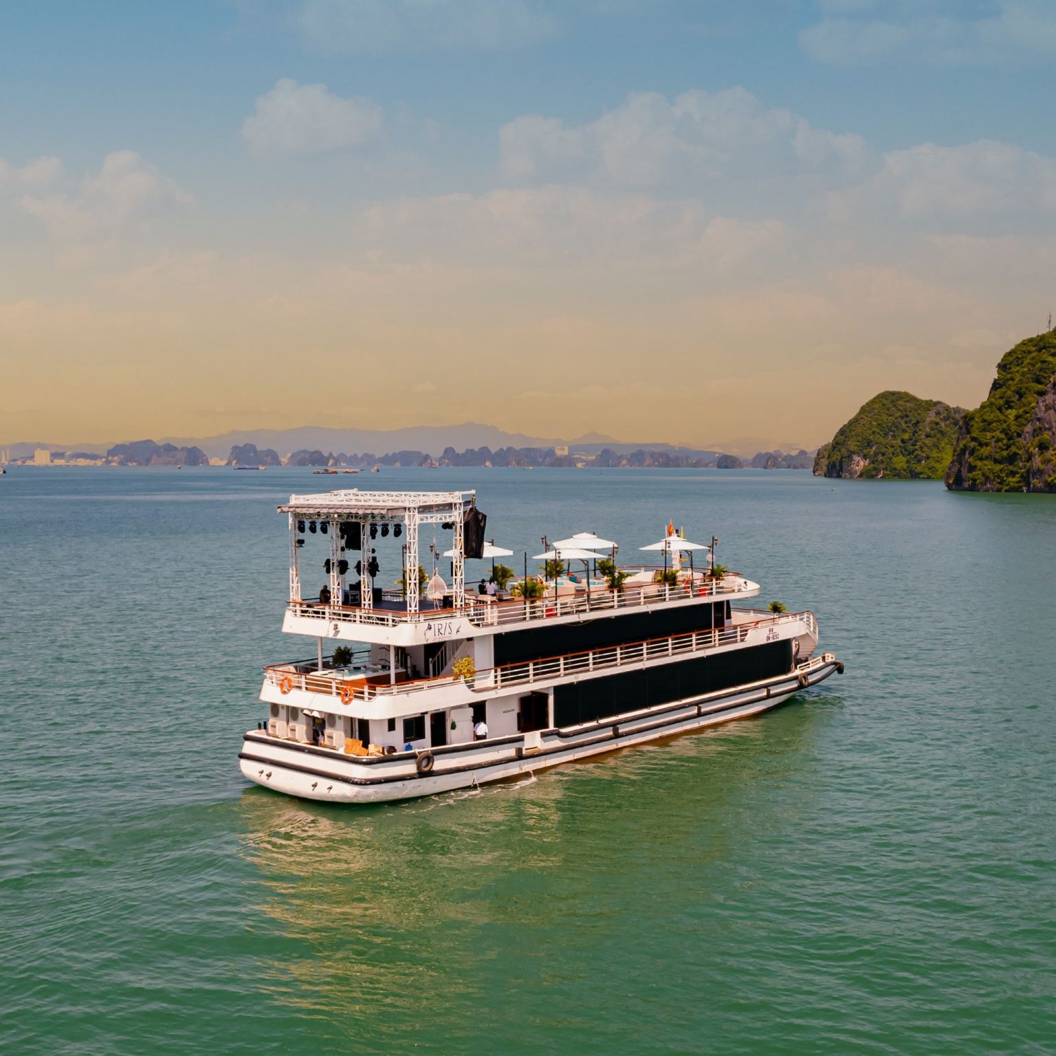 Hanoi : Halong Bay Day Cruise – Luxury Lunch , Jacuzzi, Scenic Views & Live Music