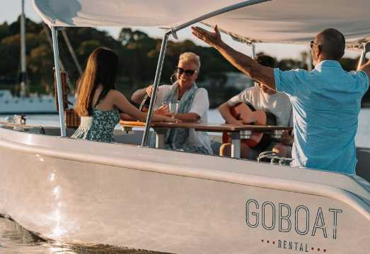 Sydney: Private Electric Boat Rental from Cabarita Point
